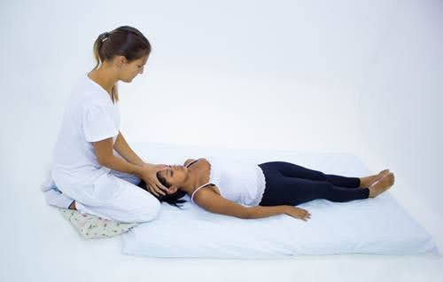 Shiatsu Emocional - Pessoa recebendo massagem zen shiatsu